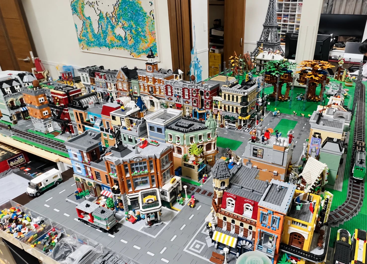 建物や道路、線路、ツリーハウスが並ぶLEGO Cityの全景