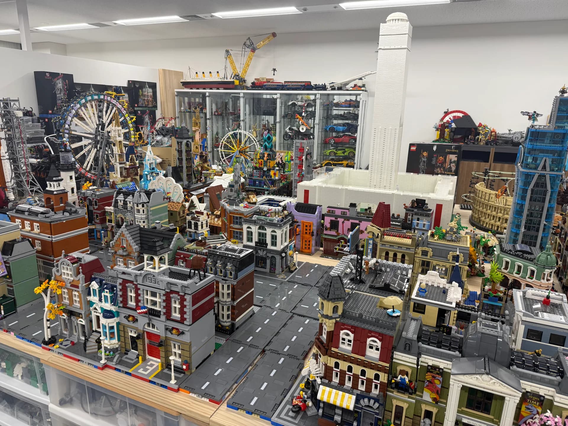 工房に広がるLEGO City。建物や線路、遊園地を並べた街のジオラマ