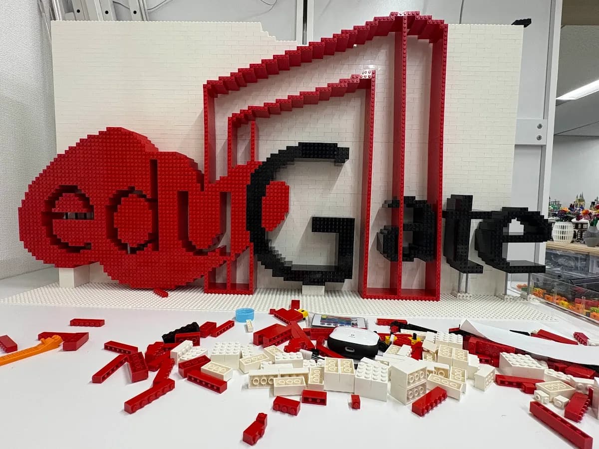 eduGateの企業ロゴをLEGOで立体化する設計・組立工程