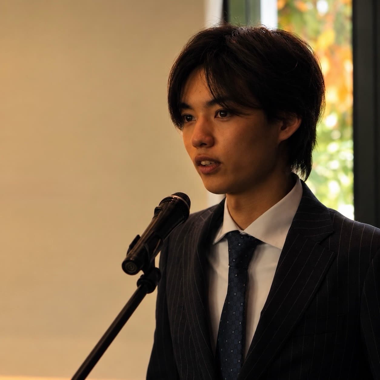 マイクで話す株式会社YOSHINANI代表取締役の兵頭悠生
